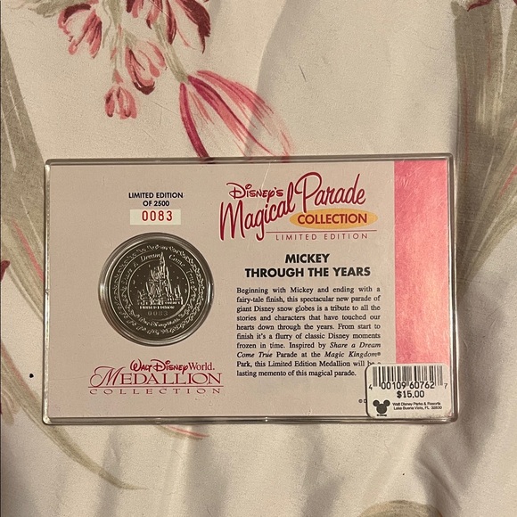 Disney Magical Parade Medallion (Limited Edition 83 of 2500) - Picture 2 of 3